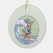サーフボード上の漫画のヤギ セラミックオーナメント (左)