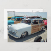 サーフボード付きの白いウッディ。 ポストカード (正面/裏面)