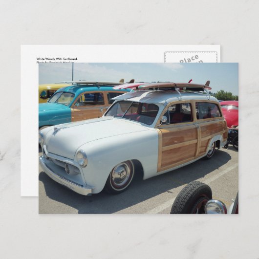 サーフボード付きの白いウッディ。 ポストカード (正面/裏面)