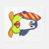 サーフボード付きサーファーとしてのペンギン フリースブランケット (正面(横))