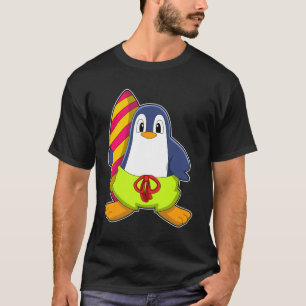サーフボード付きサーファーとしてのペンギン Tシャツ