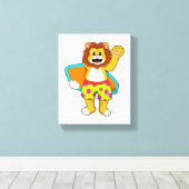 サーフボード付きサーファーとしてのライオン キャンバスプリント (インサイチュ (ウッドフロア))