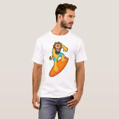 サーフボード付きサーファーとしてのライオン Tシャツ (正面フル)