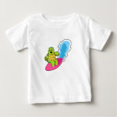 サーフボード付きサーファーとして亀 ベビーTシャツ (正面)