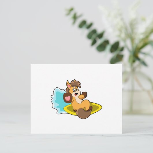 サーフボード付きサーファーとして馬 ポストカード (スタンド正面)