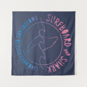 サーフボード及びシャークおもしろいサーファーサーフィンサマー タペストリー (正面(横))