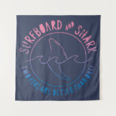 サーフボード及びシャークおもしろいサーファーサーフィンサマー タペストリー (正面)