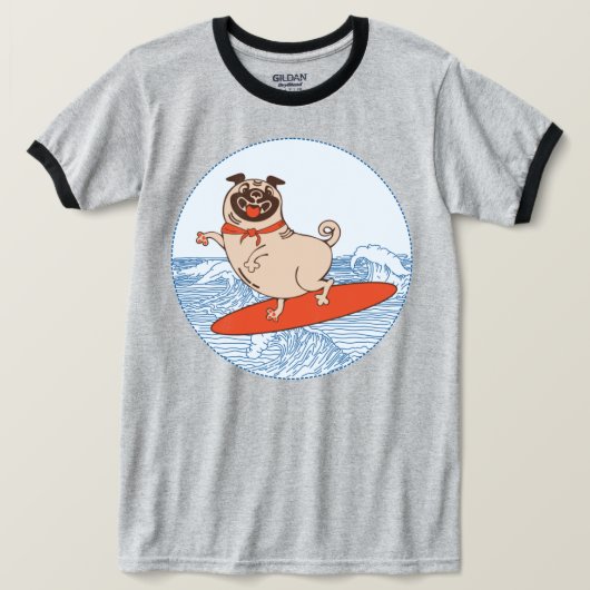 サーフボードTシャツに乗ってハッピーパグ犬に波 Tシャツ (デザイン正面)