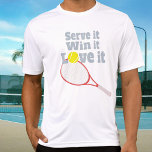 サーブ、勝つ、テニスの赤ラケットスポーツ大好き Tシャツ<br><div class="desc">テニススポーツスローガンTシャツ。読させ、勝て、愛せよ。愛のシンプルようにテニスボールのグラフィックとボールを打ち砕くためにポーズされた赤いラケットを特徴とするグラフィックスポーティなティー。Sarah Trettがwww.mylittleeden.com専用に設計したアイテム</div>