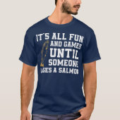 サーモンおもしろい魚釣り引用文アラスカアングラー Tシャツ (正面)
