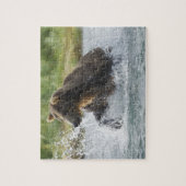 サーモンを追いかけるヒグマ ジグソーパズル (縦)