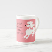 サーモンピンクの背景の白いプードル ボーンチャイナマグカップ (正面右)