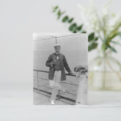 サー・トーマス・リプトンがヨットに乗って ポストカード (スタンド正面)