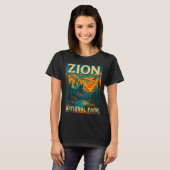 ザイオン国立公園 ビンテージ トラベル アウトドア Tシャツ (正面フル)