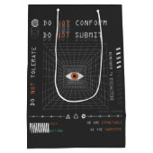 ザウォッチャー – テクノ – ブルタリストストリートウェアデザイン ミディアムペーパーバッグ (裏面)