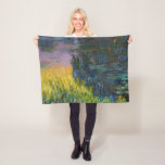 ザウォーターリリー – Setting Sun, Claude Monet, 1916 フリースブランケット<br><div class="desc">オスカー・クロード・モネ（1840年11月14日–1926年12月5日）フランスのは画家で、印象派の創始者であフランスのり、特に自然の前に起こった自分の認識の哲学の中で最も一貫性のある多産の開業医であ絵画る。「印象主義」という用語は、1874年にモネとその仲間がパリサロンの代替として開催した個展の最初に展示された彼のインプレッション絵画、ソレイルレバント（インプレッション、日の出）のタイトルに由来する。モネは田舎を記録するという野心を抱フランスのき、光の変化や季節の移り変わりを捉えるために絵画、同じシーンの手法を何度も採用した。1883年からジュヴェルニーに住み、家や財産を購入し、彼の知る作品の主題となるユリの池を含む広大な造園プロジェクトを始め最高のた。1899年絵画に睡蓮を始め、橋を中心とした縦向きの風景を最初に始め日本の、その後、20年間の生涯を通じて彼を描き続ける大規模な絵画シリーズを制作した。引用文：ウィキペディア</div>