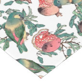 ザクロの果実とラブバードのパターン ショートテーブルランナー (コーナー)