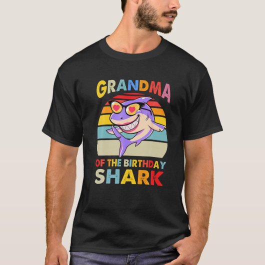ザサメのおばあちゃん誕生日おもしろいサメ Tシャツ (正面)