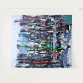 ザスキーパーティー – スキーとポール タペストリー (正面(横))