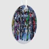 ザスキーパーティー – スキー&ポールセラミックオーナメント オーナメント (正面)