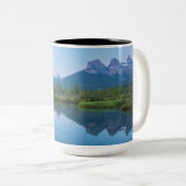 ザスリーシスターズマウンテンランドスケープ反射 ツートーンマグカップ (正面右)