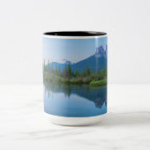 ザスリーシスターズマウンテンランドスケープ反射 ツートーンマグカップ (中央)