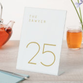 ザソーヤーのミニマル金ゴールドと白いテーブル番号 台座サイン (インサイチュ)