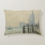 ザテムズアンダーウェストミンスターby Claude Monet アクセントクッション<br><div class="desc">クロード・モネのThames Below Westminster (1871)はヴィンテージの印象派のアートの作品で航海の素晴らし絵画、遠くにウェストミンスター・アビーとテムズ川の船が乗っている海事海景を特集している。アーティストについて：クロード・モネ(1840-1926)は印象派の運動の創始者であフランスのり絵画、その絵画の大部分は「空中に浮かぶ」（野外に浮かぶ）スタイル印象派の風景である。</div>
