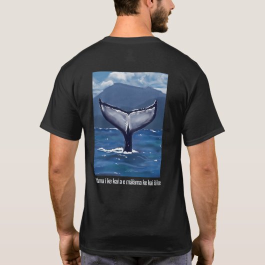 ザトウクジラの尾 ハワイの言葉Tシャツ Tシャツ (裏面)