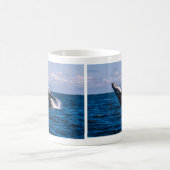 ザトウクジラの違反のコーヒー・マグ コーヒーマグカップ (中央)