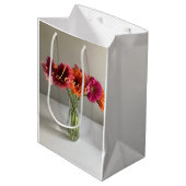 ザハッピーガーベラカラフルフラワー+名前をカスタムする ミディアムペーパーバッグ (正面アングル)