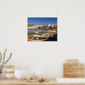 ザハーバータウンとカラフル魚釣り船 ポスター (キッチン)