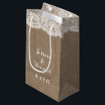 ザバーラップ&レース結婚ズコレクション抱き枕 スモールペーパーバッグ<br><div class="desc">バーラップ&レースの結婚コレクション抱き枕。※ザズルはプリント製品のみを販売しており、バーラップやレースの素材実在は一切持たない。</div>