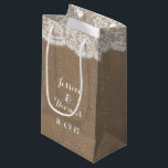 ザバーラップ&レース結婚ズコレクション抱き枕 スモールペーパーバッグ<br><div class="desc">バーラップ&レースの結婚コレクション抱き枕。※ザズルはプリント製品のみを販売しており、バーラップやレースの素材実在は一切持たない。</div>