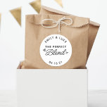 ザパーフェクトブレンドB&Wコーヒー結婚式の引き出物 ラウンドシール<br><div class="desc">高速と簡単党の好意を高い価格なしで。My The Perfect Blend B&W Coffee結婚式の引き出物クラシックラウンドステッカーは、お客様やブライダルシャワーの結婚を作る完璧な方法#unforgettable!</div>