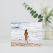 ザビッグワールド小さな女の子アットザビーチ ポストカード (スタンド正面)