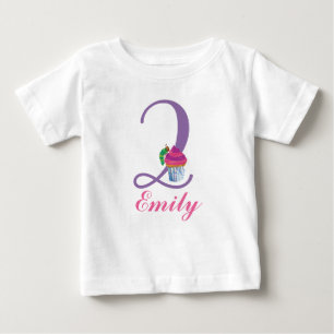 ザビリーオングキャタピラーファースト誕生日 ベビーTシャツ