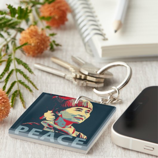 ザファイターアウンサンスーキキーチェパーソナライズされたーン キーホルダー (正面右)