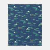 ザホワイトロータスリゲーターラグーンパターン フリースブランケット (正面)