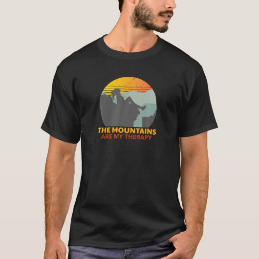 ザマウンテンズ私のセラピー – ハイキング登山モー Tシャツ (正面)