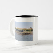 ザムベジ川の近くで冷却するワニ。 ツートーンマグカップ (正面左)