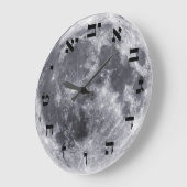 ザムーン – ヘブライ語ブロックレタリング ラージ壁時計 (傾斜)