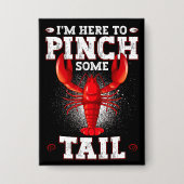 ザリガニおもしろいが沸騰し、私はいくつかの尾をつねるためにここにいる 缶バッジ (正面)