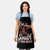 ザリガニは南を口の中に入れるアメリカンフード エプロン (着用した状態)