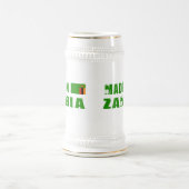 ザンビアで作られる ビールジョッキ (中央)