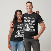 『ザ・ガール・走オン・イエス・アンド・ウース・デザイン』 Tシャツ (ユニセックス)