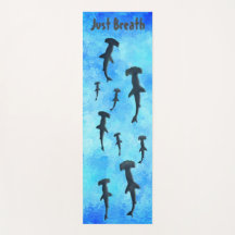 ザ・サメ・ヨガ・マットで海を泳ぐ