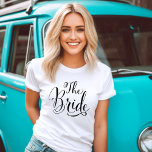 ザ・ブライド・ブラック・スクリプパーソナライズされたト結婚ズ Tシャツ<br><div class="desc">Brideのシャツ結婚は黒い渦巻きモダンの書の台本と書してエレガントカスタムFuture Mrs. Casinoを使用し、裏面に姓を付けてパーソナライズできる。調整ブライダルパーティデザインを見ろ！</div>