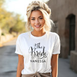 ザ・ブライド・ブラック・スクリプパーソナライズされたト結婚ズ Tシャツ<br><div class="desc">の結婚Brideシャツは黒い渦巻きモダンの書の台本を備え書て、好きなだけエレガントの名前の文字をカスタムカスタマイズできる。調整ブライダルパーティデザインを見ろ！</div>