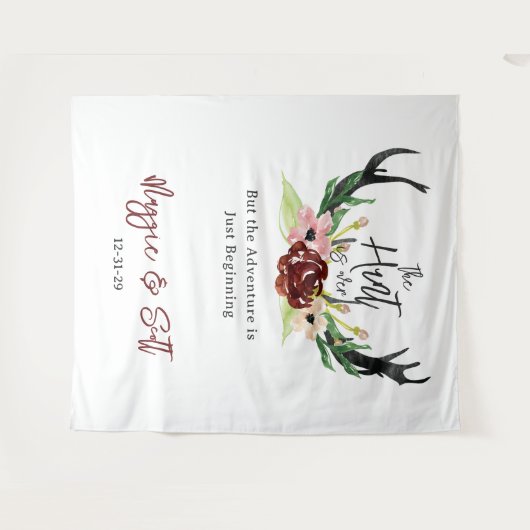 ザ・ラスティック・バーガンディ・フローラル・ボーホ・ハント・イズ・オーバー・ウェディング タペストリー (正面(横))